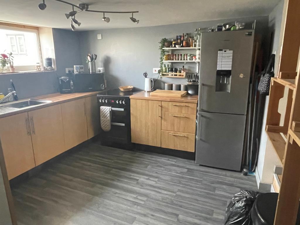 Lot: 18 - FREEHOLD PROPERTY FOR INVESTMENT - Kitchen in flat